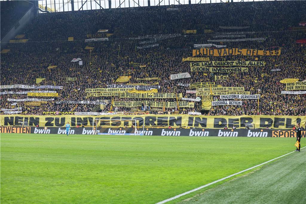 BVB-Fans feiern resolutes Comeback: Proteste gegen Polizei, DFL und den eigenen Verein BVB-Fans protestieren mit Bannern gegen Pläne der DFL.