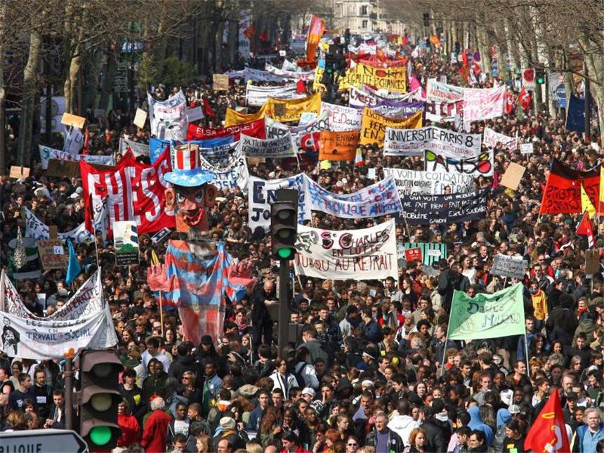 Macron bringt heikle Arbeitsmarktreform auf den Weg Proteste gegen Arbeitsmarktreformen haben in Frankreich Tradition und sind oft erfolgreich: Tausende gehen im April 2006 in Paris auf die Straße. Foto: Vidon