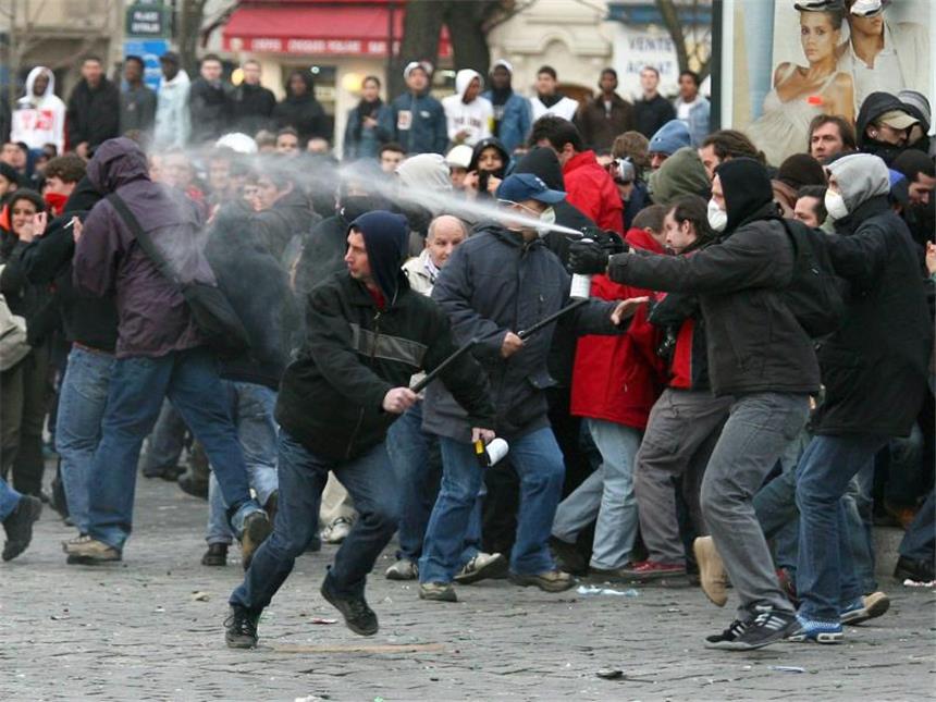Macron bringt heikle Arbeitsmarktreform auf den Weg Proteste gegen Reformen des Arbeitsrechts enden in Frankreich regelmäßig in Unruhen, so wie hier 2006 in Paris. Foto: Weiken