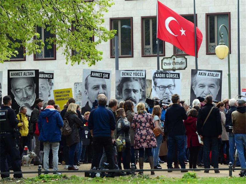 Türkei-Chef von Amnesty International festgenommen Proteste in Berlin vor der Botschaft der Türkei bei einer Aktion von Amnesty International und Reporter ohne Grenzen für Presse- und Meinungsfreiheit in der Türkei.