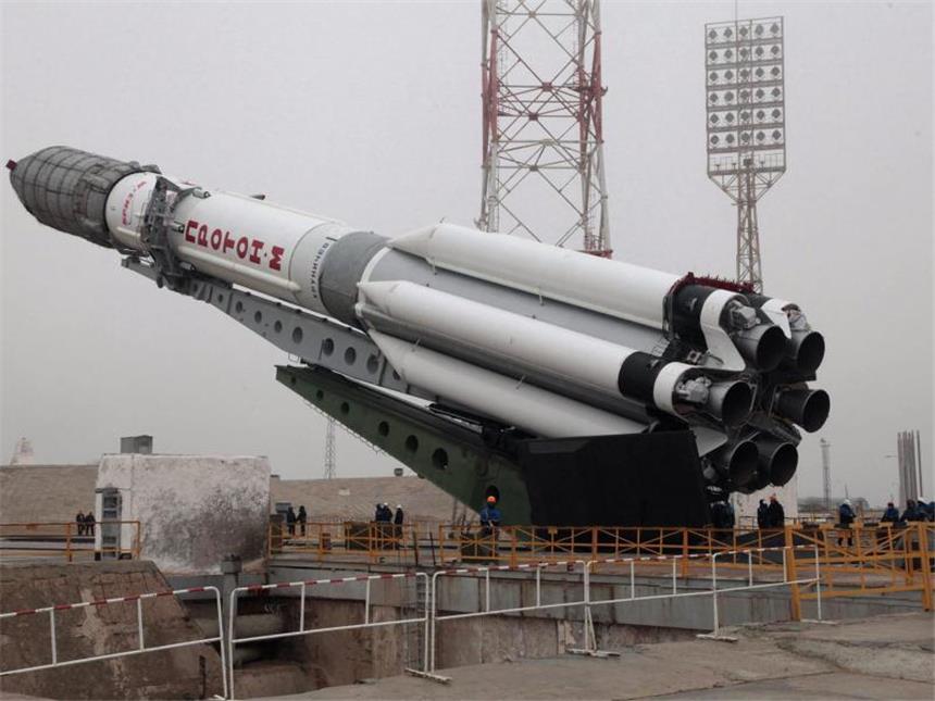 Proton-Rakete bringt europäische Datenautobahn ins Weltall Proton-Rakete auf dem Weltraumbahnhof Baikonur in Kasachstan. Der russische Lastenträger brachte den Telekommunikationssatelliten Eutelsat 9B in Weltall. Foto: Roscosmos Press Service