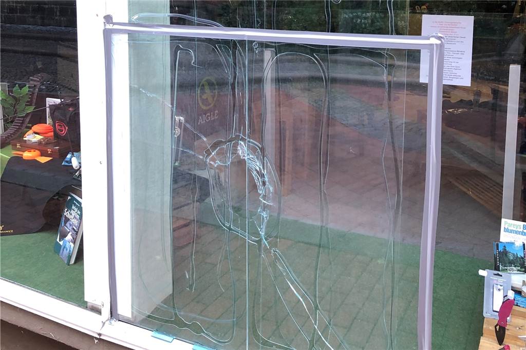 Einbruch im Waffenladen in Haltern - Unbekannte erbeuten Ware Provisorisch wurde die Schaufensterscheibe geflickt.
