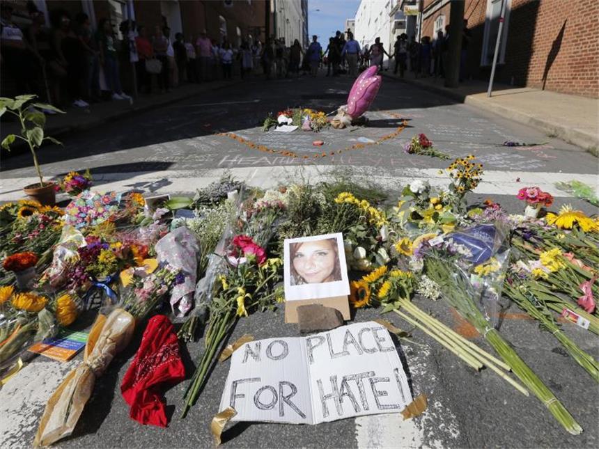 Schweineblut-Legende: Entsetzte Reaktionen auf Trump-Tweet Provisorische Gedenkstätte für das Opfer Heather Heyer in Charlottesville. Foto: Steve Helber
