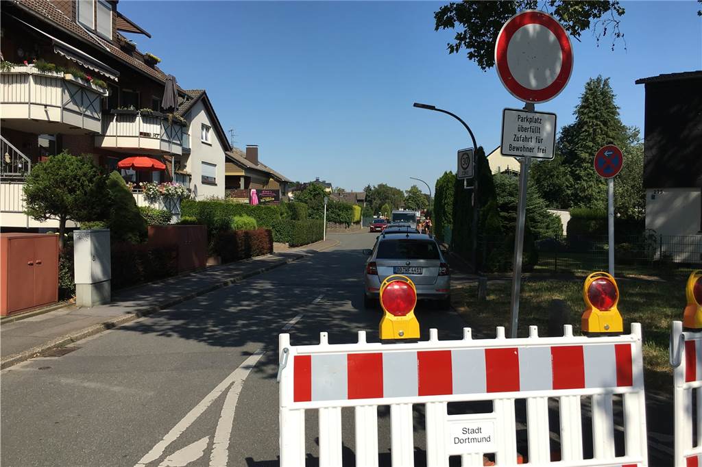 Parkchaos und Tumulte an Dortmunder Freibad: Politik fordert Besucherlimit Provisorische Schilder zeigen an, dass der Schwimmbad-Parkplatz voll ist