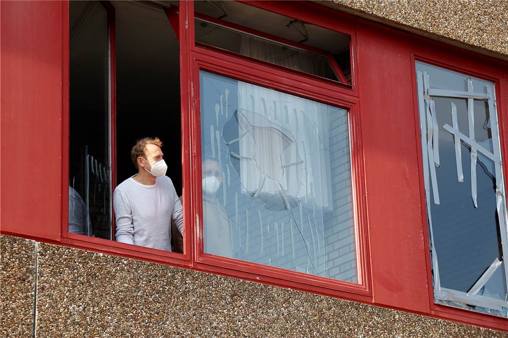 Jugendliche werfen Pflastersteine auf den Ordnungsdienst Prüfende Blicke auf den Schaden, den mehrere Täter am Dienstagabend am Gymnasium Kamen anrichteten. 26 Fenster gingen zu Bruch.