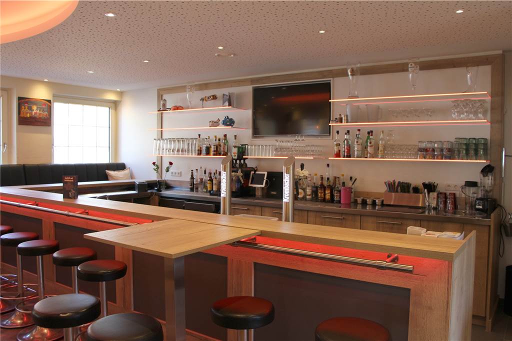 Corona-Krise kann Optimismus der neuen Wirtin im Kettelerhaus nicht bremsen Prunkstück des neuen Kettelerhaus ist die große Theke. Hier werden in hoffentlich naher Zukunft leckere Cocktails zubereitet.