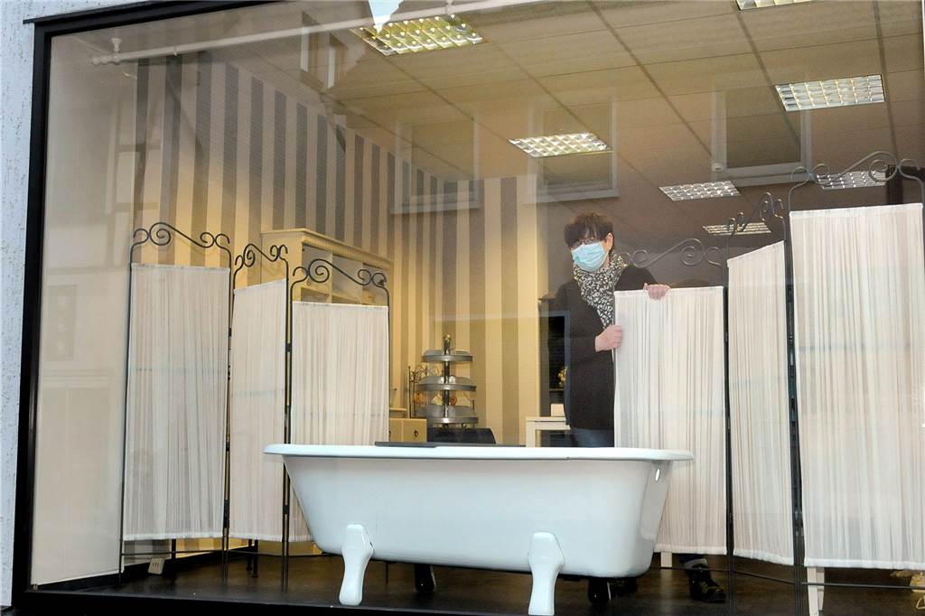 Prunkstück im Schaufenster der „Seifenschätze" von Birgit Leskow ist die uralte Emaille-Badewanne auf Füßen: „Vielleicht lege ich noch eine schöne Schaufensterpuppe hinein.“