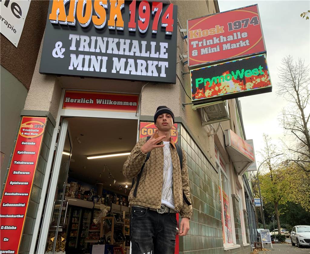 Merdan Suna (18) ist der Robin Hood aus Dorstfeld: „Brauchen mehr Mitgefühl“ Merdan Suna steht vor dem "Kiosk 1974" am Wilhelmplatz in Dortmund-Dorstfeld.