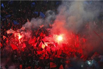 PSG-Fans zünden zu Spielbeginn in Paris bengalisches Feuer. Foto: Christophe Ena/AP