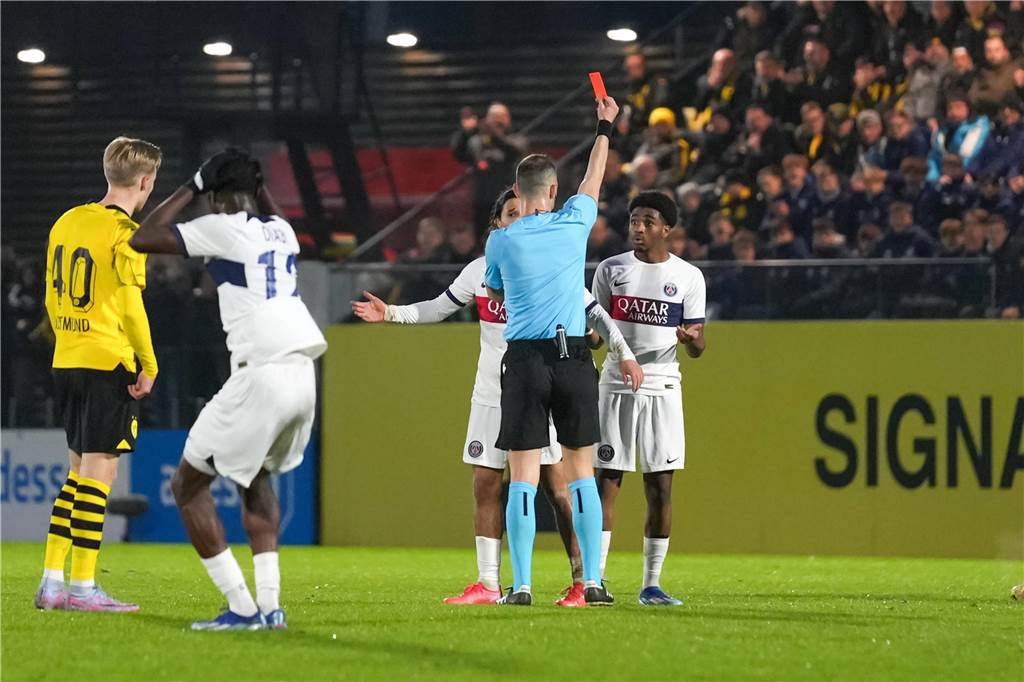 Ibrahim Mbaye sieht die Rote Karte.