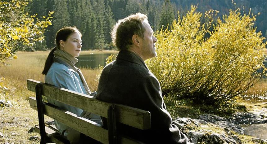Schmerzhafte Selbstbekenntnisse <p>Sonja (Nora von Waldstätten) flirtet mit dem Landarzt (Sebastian Koch).