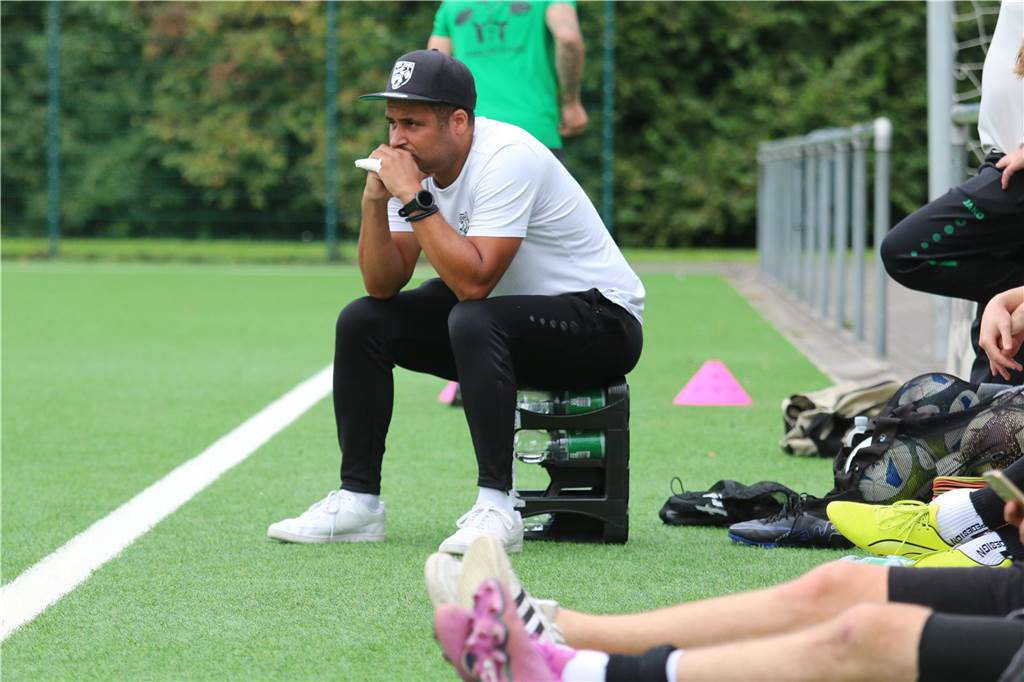 PSV Bork hat schon wieder einen Neuen: Nach zwei Kindern Comeback beim Fußball Sanmi Ojo sitzt auf einer Wasserkiste.