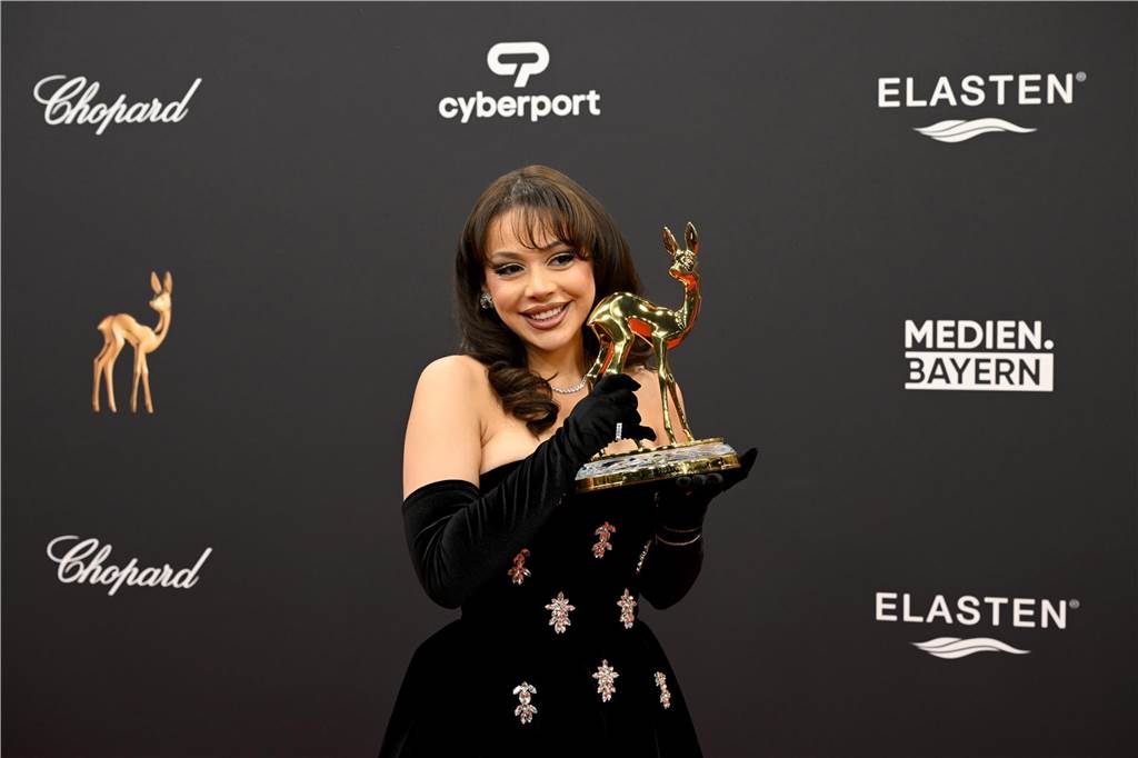 „Publikumspreis Stimme 2023": Ayliva mit Bambi.