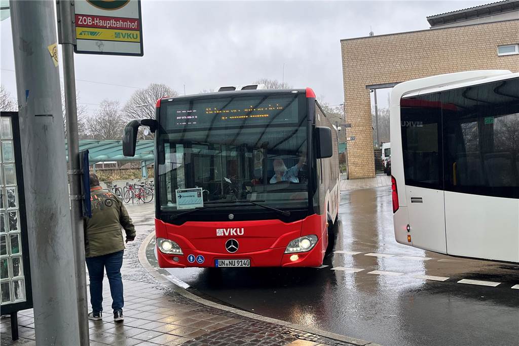 Gleissperrung am Hauptbahnho: Verwirrung beim Warten auf den Bus Pünktlich eine Minute vor Abfahrt trifft der Schienenersatzverkehr in Richtung Münster ein.