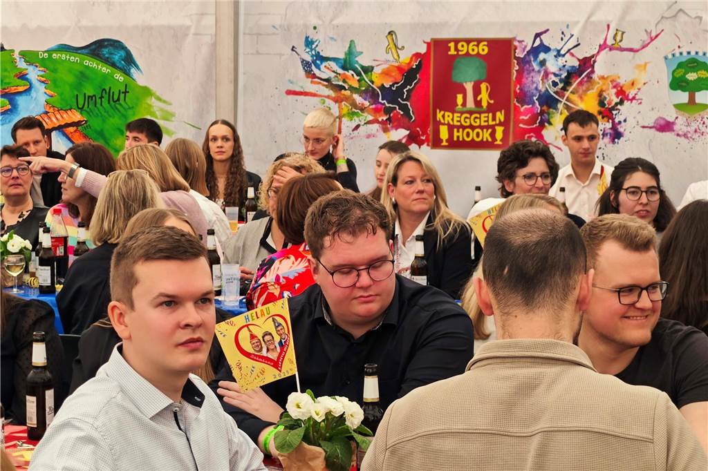 Viele Fotos von der Schlüsselübergabe: Klein-Kölner Prinzenpaar übernimmt die Macht Pünktlich zur Schlüsselübergabe im Jubiläumsjahr von Klein-Köln brach die Sonne aus dem Nebel hervor und die Machtübernahme von Prinzenpaar Katharina I (Bauland) und Thomas II (Wenzel) wurde an der Hoeste bejubelt. Auch beim anschließenden Prinzenfrühschoppen in der Klein-Köln-Arena herrschte beste Stimmung.