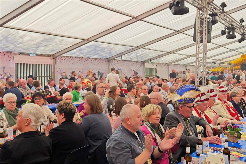 Viele Fotos von der Schlüsselübergabe: Klein-Kölner Prinzenpaar übernimmt die Macht Pünktlich zur Schlüsselübergabe im Jubiläumsjahr von Klein-Köln brach die Sonne aus dem Nebel hervor und die Machtübernahme von Prinzenpaar Katharina I (Bauland) und Thomas II (Wenzel) wurde an der Hoeste bejubelt. Auch beim anschließenden Prinzenfrühschoppen in der Klein-Köln-Arena herrschte beste Stimmung.