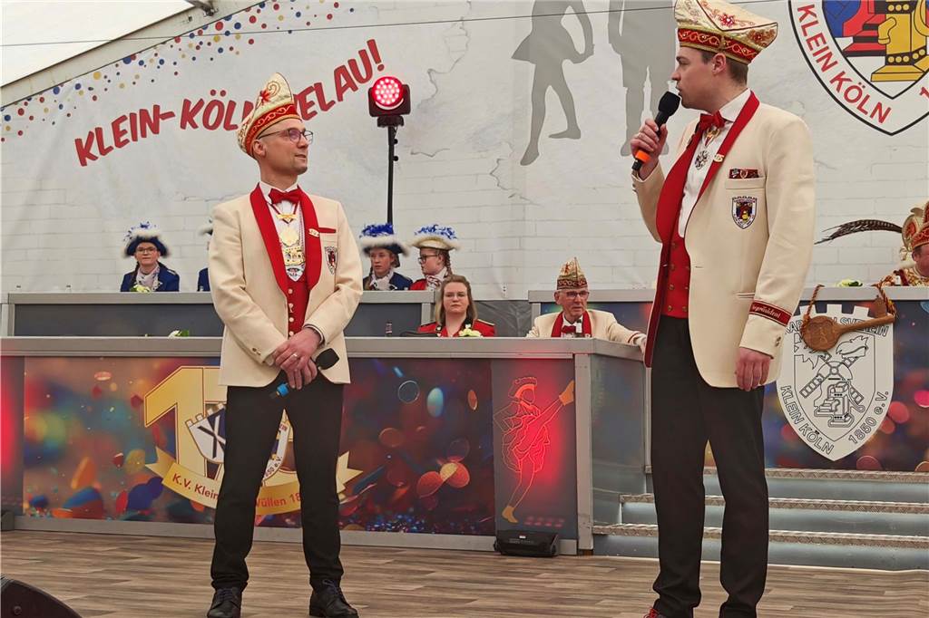 Viele Fotos von der Schlüsselübergabe: Klein-Kölner Prinzenpaar übernimmt die Macht Pünktlich zur Schlüsselübergabe im Jubiläumsjahr von Klein-Köln brach die Sonne aus dem Nebel hervor und die Machtübernahme von Prinzenpaar Katharina I (Bauland) und Thomas II (Wenzel) wurde an der Hoeste bejubelt. Auch beim anschließenden Prinzenfrühschoppen in der Klein-Köln-Arena herrschte beste Stimmung.