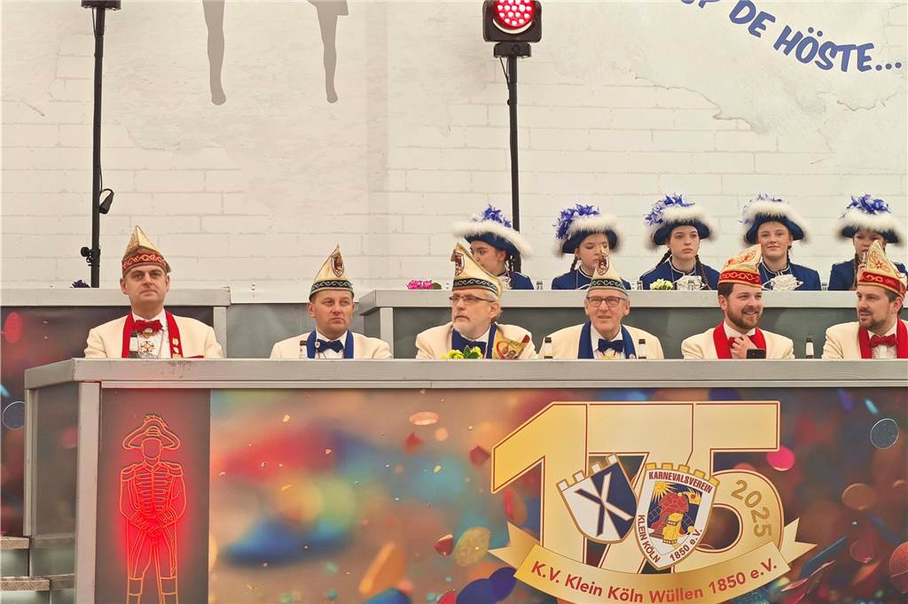 Viele Fotos von der Schlüsselübergabe: Klein-Kölner Prinzenpaar übernimmt die Macht Pünktlich zur Schlüsselübergabe im Jubiläumsjahr von Klein-Köln brach die Sonne aus dem Nebel hervor und die Machtübernahme von Prinzenpaar Katharina I (Bauland) und Thomas II (Wenzel) wurde an der Hoeste bejubelt. Auch beim anschließenden Prinzenfrühschoppen in der Klein-Köln-Arena herrschte beste Stimmung.