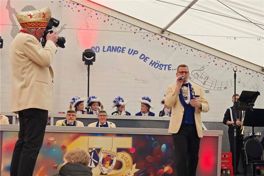 Viele Fotos von der Schlüsselübergabe: Klein-Kölner Prinzenpaar übernimmt die Macht Pünktlich zur Schlüsselübergabe im Jubiläumsjahr von Klein-Köln brach die Sonne aus dem Nebel hervor und die Machtübernahme von Prinzenpaar Katharina I (Bauland) und Thomas II (Wenzel) wurde an der Hoeste bejubelt. Auch beim anschließenden Prinzenfrühschoppen in der Klein-Köln-Arena herrschte beste Stimmung.