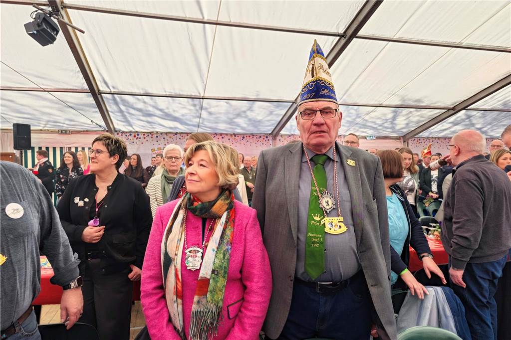 Viele Fotos von der Schlüsselübergabe: Klein-Kölner Prinzenpaar übernimmt die Macht Pünktlich zur Schlüsselübergabe im Jubiläumsjahr von Klein-Köln brach die Sonne aus dem Nebel hervor und die Machtübernahme von Prinzenpaar Katharina I (Bauland) und Thomas II (Wenzel) wurde an der Hoeste bejubelt. Auch beim anschließenden Prinzenfrühschoppen in der Klein-Köln-Arena herrschte beste Stimmung.