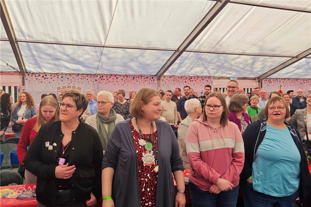 Viele Fotos von der Schlüsselübergabe: Klein-Kölner Prinzenpaar übernimmt die Macht Pünktlich zur Schlüsselübergabe im Jubiläumsjahr von Klein-Köln brach die Sonne aus dem Nebel hervor und die Machtübernahme von Prinzenpaar Katharina I (Bauland) und Thomas II (Wenzel) wurde an der Hoeste bejubelt. Auch beim anschließenden Prinzenfrühschoppen in der Klein-Köln-Arena herrschte beste Stimmung.