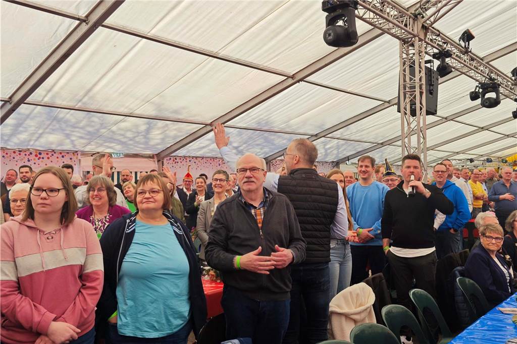 Viele Fotos von der Schlüsselübergabe: Klein-Kölner Prinzenpaar übernimmt die Macht Pünktlich zur Schlüsselübergabe im Jubiläumsjahr von Klein-Köln brach die Sonne aus dem Nebel hervor und die Machtübernahme von Prinzenpaar Katharina I (Bauland) und Thomas II (Wenzel) wurde an der Hoeste bejubelt. Auch beim anschließenden Prinzenfrühschoppen in der Klein-Köln-Arena herrschte beste Stimmung.