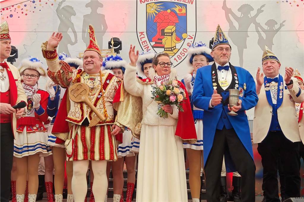 Viele Fotos von der Schlüsselübergabe: Klein-Kölner Prinzenpaar übernimmt die Macht Pünktlich zur Schlüsselübergabe im Jubiläumsjahr von Klein-Köln brach die Sonne aus dem Nebel hervor und die Machtübernahme von Prinzenpaar Katharina I (Bauland) und Thomas II (Wenzel) wurde an der Hoeste bejubelt. Auch beim anschließenden Prinzenfrühschoppen in der Klein-Köln-Arena herrschte beste Stimmung.