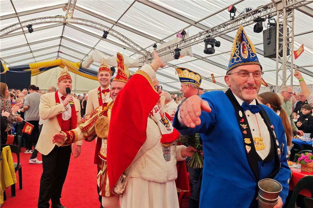 Viele Fotos von der Schlüsselübergabe: Klein-Kölner Prinzenpaar übernimmt die Macht Pünktlich zur Schlüsselübergabe im Jubiläumsjahr von Klein-Köln brach die Sonne aus dem Nebel hervor und die Machtübernahme von Prinzenpaar Katharina I (Bauland) und Thomas II (Wenzel) wurde an der Hoeste bejubelt. Auch beim anschließenden Prinzenfrühschoppen in der Klein-Köln-Arena herrschte beste Stimmung.