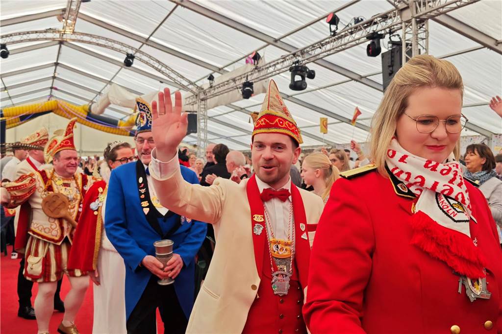 Viele Fotos von der Schlüsselübergabe: Klein-Kölner Prinzenpaar übernimmt die Macht Pünktlich zur Schlüsselübergabe im Jubiläumsjahr von Klein-Köln brach die Sonne aus dem Nebel hervor und die Machtübernahme von Prinzenpaar Katharina I (Bauland) und Thomas II (Wenzel) wurde an der Hoeste bejubelt. Auch beim anschließenden Prinzenfrühschoppen in der Klein-Köln-Arena herrschte beste Stimmung.