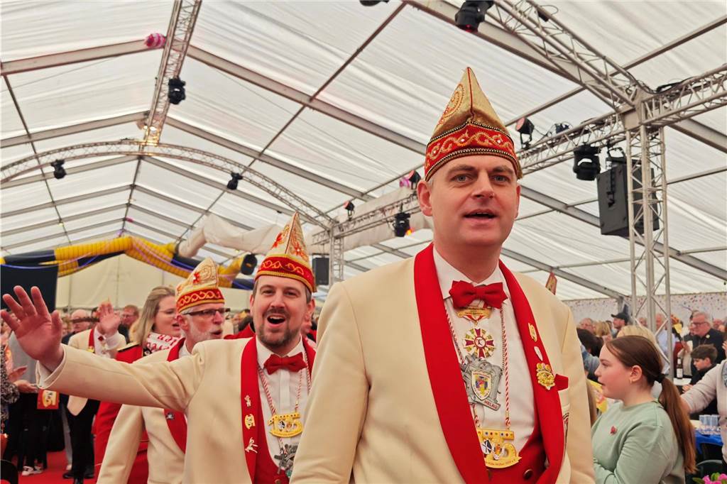 Viele Fotos von der Schlüsselübergabe: Klein-Kölner Prinzenpaar übernimmt die Macht Pünktlich zur Schlüsselübergabe im Jubiläumsjahr von Klein-Köln brach die Sonne aus dem Nebel hervor und die Machtübernahme von Prinzenpaar Katharina I (Bauland) und Thomas II (Wenzel) wurde an der Hoeste bejubelt. Auch beim anschließenden Prinzenfrühschoppen in der Klein-Köln-Arena herrschte beste Stimmung.