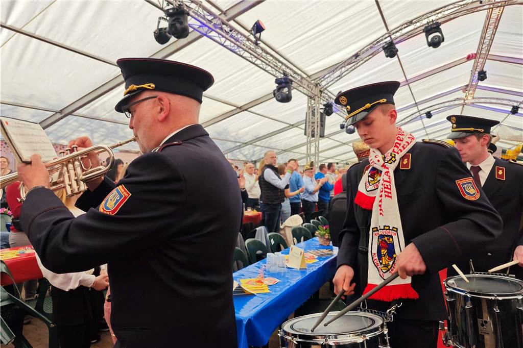 Viele Fotos von der Schlüsselübergabe: Klein-Kölner Prinzenpaar übernimmt die Macht Pünktlich zur Schlüsselübergabe im Jubiläumsjahr von Klein-Köln brach die Sonne aus dem Nebel hervor und die Machtübernahme von Prinzenpaar Katharina I (Bauland) und Thomas II (Wenzel) wurde an der Hoeste bejubelt. Auch beim anschließenden Prinzenfrühschoppen in der Klein-Köln-Arena herrschte beste Stimmung.