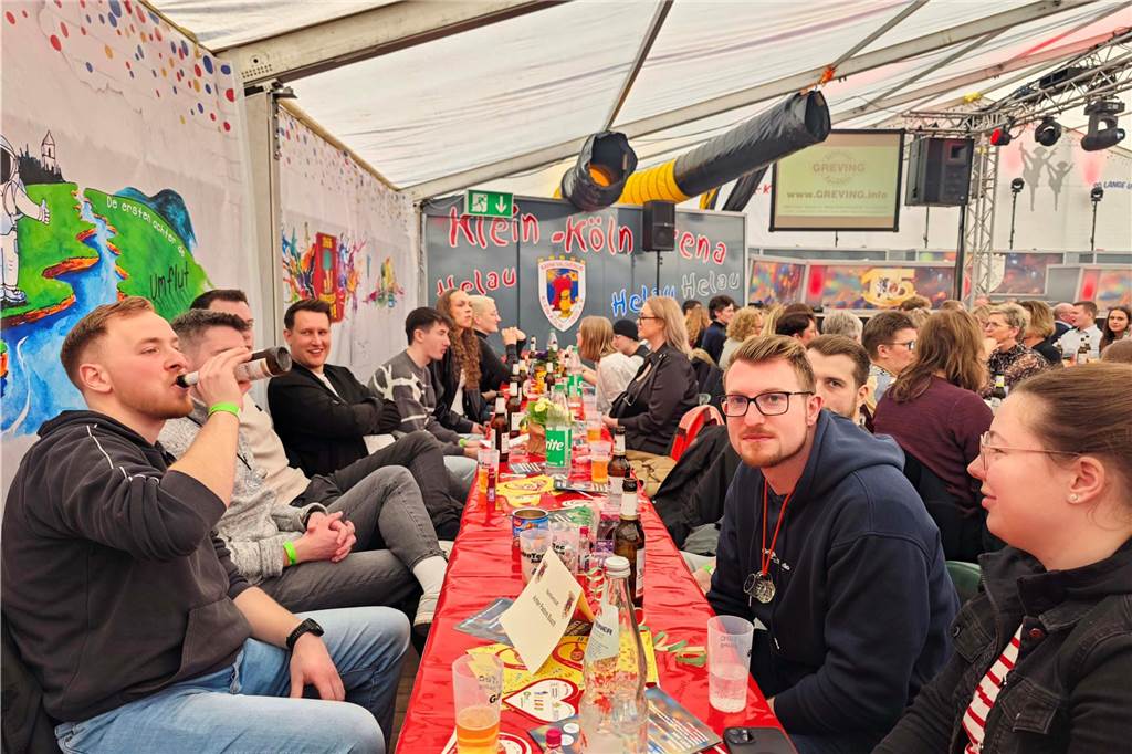 Viele Fotos von der Schlüsselübergabe: Klein-Kölner Prinzenpaar übernimmt die Macht Pünktlich zur Schlüsselübergabe im Jubiläumsjahr von Klein-Köln brach die Sonne aus dem Nebel hervor und die Machtübernahme von Prinzenpaar Katharina I (Bauland) und Thomas II (Wenzel) wurde an der Hoeste bejubelt. Auch beim anschließenden Prinzenfrühschoppen in der Klein-Köln-Arena herrschte beste Stimmung.