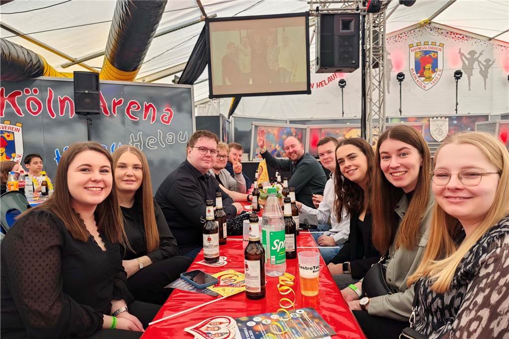 Viele Fotos von der Schlüsselübergabe: Klein-Kölner Prinzenpaar übernimmt die Macht Pünktlich zur Schlüsselübergabe im Jubiläumsjahr von Klein-Köln brach die Sonne aus dem Nebel hervor und die Machtübernahme von Prinzenpaar Katharina I (Bauland) und Thomas II (Wenzel) wurde an der Hoeste bejubelt. Auch beim anschließenden Prinzenfrühschoppen in der Klein-Köln-Arena herrschte beste Stimmung.