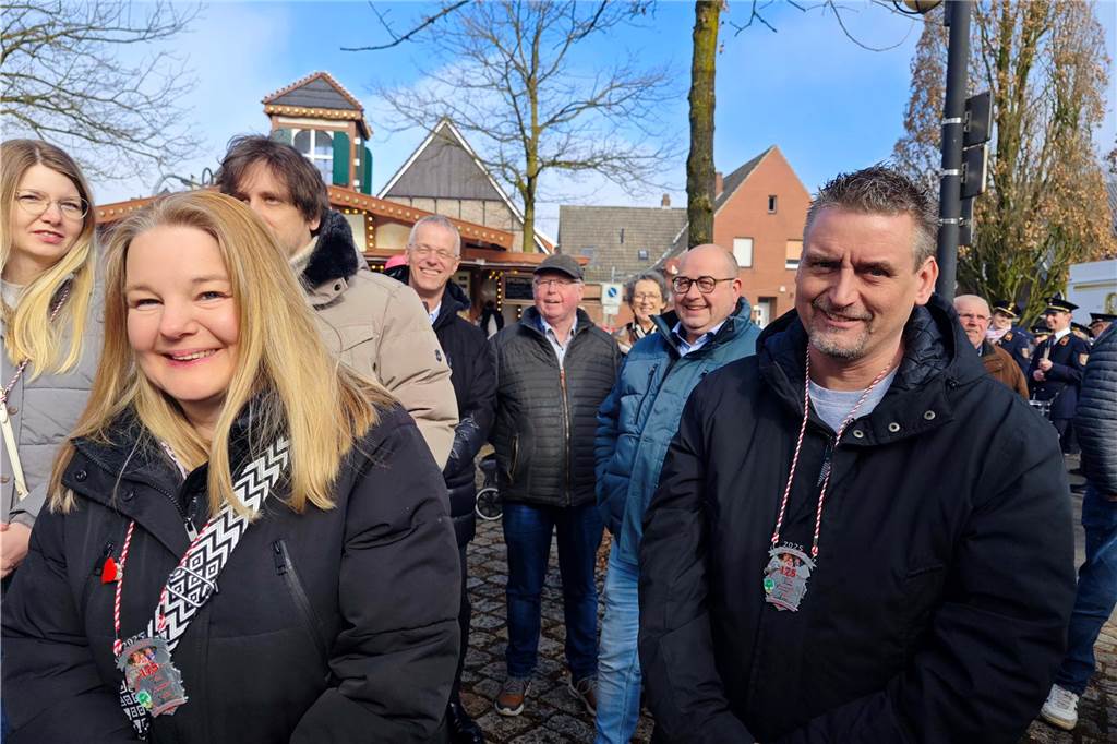 Viele Fotos von der Schlüsselübergabe: Klein-Kölner Prinzenpaar übernimmt die Macht Pünktlich zur Schlüsselübergabe im Jubiläumsjahr von Klein-Köln brach die Sonne aus dem Nebel hervor und die Machtübernahme von Prinzenpaar Katharina I (Bauland) und Thomas II (Wenzel) wurde an der Hoeste bejubelt. Auch beim anschließenden Prinzenfrühschoppen in der Klein-Köln-Arena herrschte beste Stimmung.