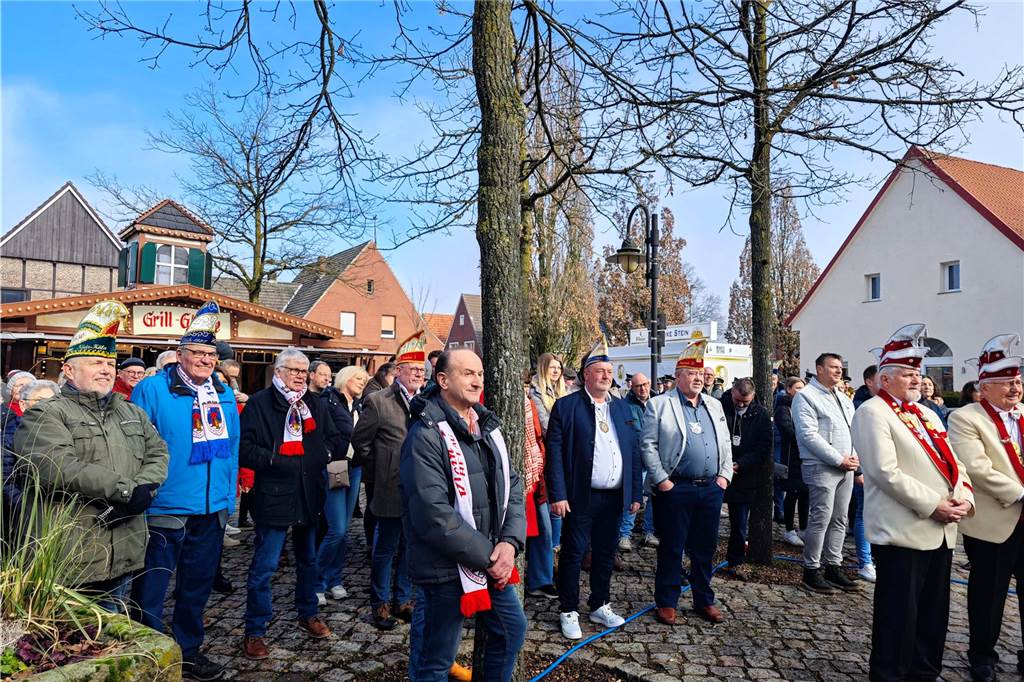 Viele Fotos von der Schlüsselübergabe: Klein-Kölner Prinzenpaar übernimmt die Macht Pünktlich zur Schlüsselübergabe im Jubiläumsjahr von Klein-Köln brach die Sonne aus dem Nebel hervor und die Machtübernahme von Prinzenpaar Katharina I (Bauland) und Thomas II (Wenzel) wurde an der Hoeste bejubelt. Auch beim anschließenden Prinzenfrühschoppen in der Klein-Köln-Arena herrschte beste Stimmung.