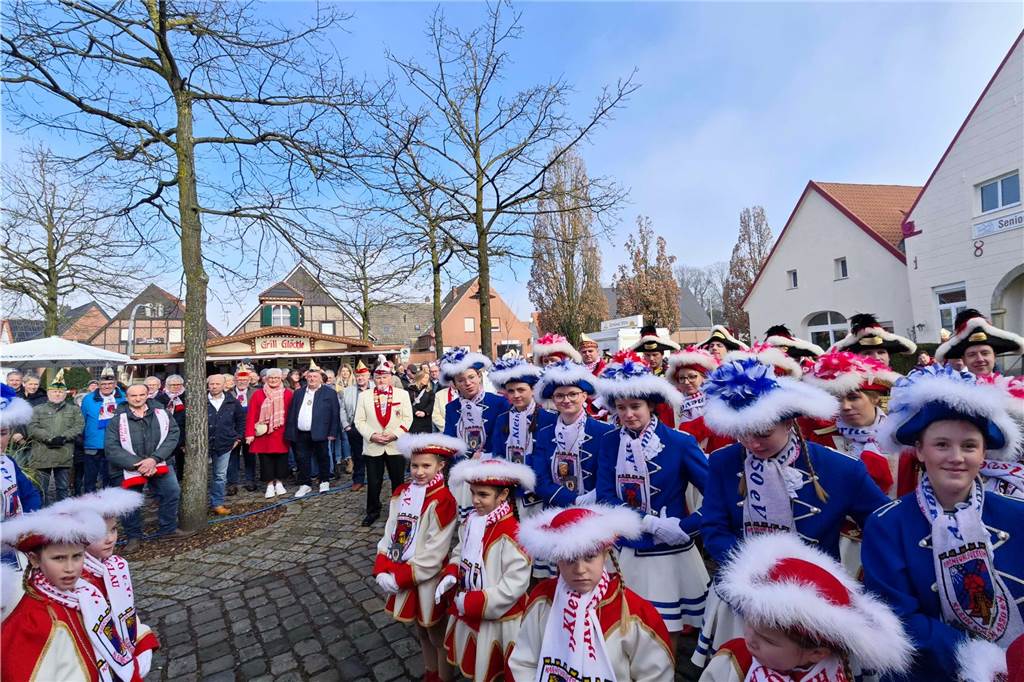 Viele Fotos von der Schlüsselübergabe: Klein-Kölner Prinzenpaar übernimmt die Macht Pünktlich zur Schlüsselübergabe im Jubiläumsjahr von Klein-Köln brach die Sonne aus dem Nebel hervor und die Machtübernahme von Prinzenpaar Katharina I (Bauland) und Thomas II (Wenzel) wurde an der Hoeste bejubelt. Auch beim anschließenden Prinzenfrühschoppen in der Klein-Köln-Arena herrschte beste Stimmung.