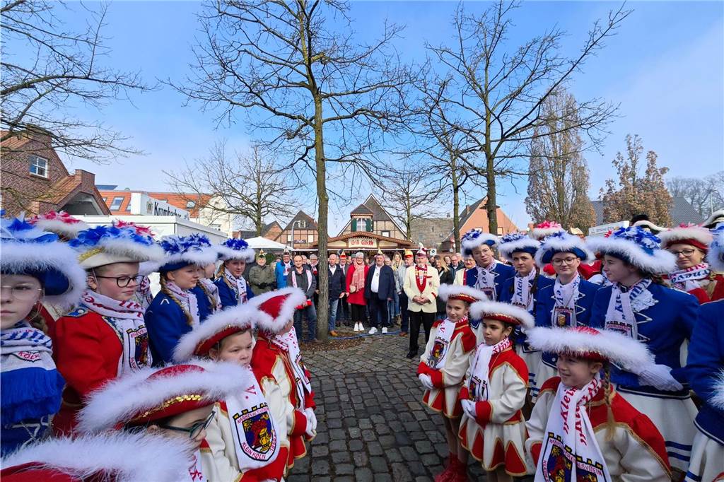 Viele Fotos von der Schlüsselübergabe: Klein-Kölner Prinzenpaar übernimmt die Macht Pünktlich zur Schlüsselübergabe im Jubiläumsjahr von Klein-Köln brach die Sonne aus dem Nebel hervor und die Machtübernahme von Prinzenpaar Katharina I (Bauland) und Thomas II (Wenzel) wurde an der Hoeste bejubelt. Auch beim anschließenden Prinzenfrühschoppen in der Klein-Köln-Arena herrschte beste Stimmung.