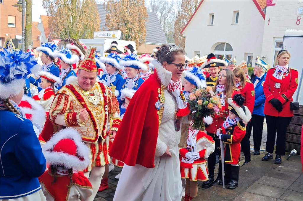 Viele Fotos von der Schlüsselübergabe: Klein-Kölner Prinzenpaar übernimmt die Macht Pünktlich zur Schlüsselübergabe im Jubiläumsjahr von Klein-Köln brach die Sonne aus dem Nebel hervor und die Machtübernahme von Prinzenpaar Katharina I (Bauland) und Thomas II (Wenzel) wurde an der Hoeste bejubelt. Auch beim anschließenden Prinzenfrühschoppen in der Klein-Köln-Arena herrschte beste Stimmung.