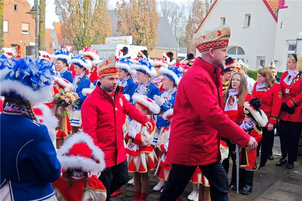Viele Fotos von der Schlüsselübergabe: Klein-Kölner Prinzenpaar übernimmt die Macht Pünktlich zur Schlüsselübergabe im Jubiläumsjahr von Klein-Köln brach die Sonne aus dem Nebel hervor und die Machtübernahme von Prinzenpaar Katharina I (Bauland) und Thomas II (Wenzel) wurde an der Hoeste bejubelt. Auch beim anschließenden Prinzenfrühschoppen in der Klein-Köln-Arena herrschte beste Stimmung.