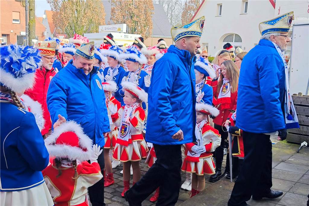 Viele Fotos von der Schlüsselübergabe: Klein-Kölner Prinzenpaar übernimmt die Macht Pünktlich zur Schlüsselübergabe im Jubiläumsjahr von Klein-Köln brach die Sonne aus dem Nebel hervor und die Machtübernahme von Prinzenpaar Katharina I (Bauland) und Thomas II (Wenzel) wurde an der Hoeste bejubelt. Auch beim anschließenden Prinzenfrühschoppen in der Klein-Köln-Arena herrschte beste Stimmung.