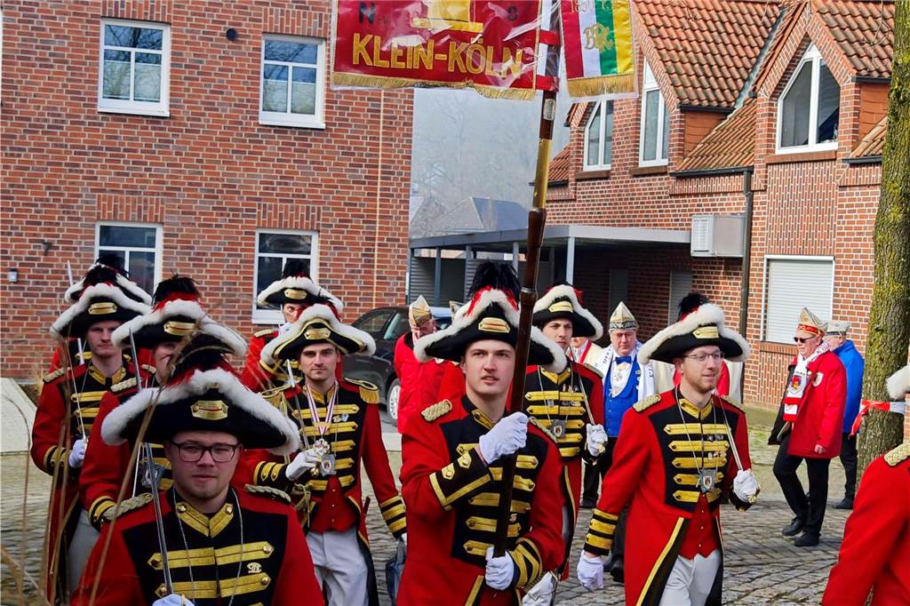 Viele Fotos von der Schlüsselübergabe: Klein-Kölner Prinzenpaar übernimmt die Macht Pünktlich zur Schlüsselübergabe im Jubiläumsjahr von Klein-Köln brach die Sonne aus dem Nebel hervor und die Machtübernahme von Prinzenpaar Katharina I (Bauland) und Thomas II (Wenzel) wurde an der Hoeste bejubelt. Auch beim anschließenden Prinzenfrühschoppen in der Klein-Köln-Arena herrschte beste Stimmung.