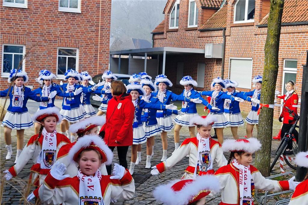 Viele Fotos von der Schlüsselübergabe: Klein-Kölner Prinzenpaar übernimmt die Macht Pünktlich zur Schlüsselübergabe im Jubiläumsjahr von Klein-Köln brach die Sonne aus dem Nebel hervor und die Machtübernahme von Prinzenpaar Katharina I (Bauland) und Thomas II (Wenzel) wurde an der Hoeste bejubelt. Auch beim anschließenden Prinzenfrühschoppen in der Klein-Köln-Arena herrschte beste Stimmung.