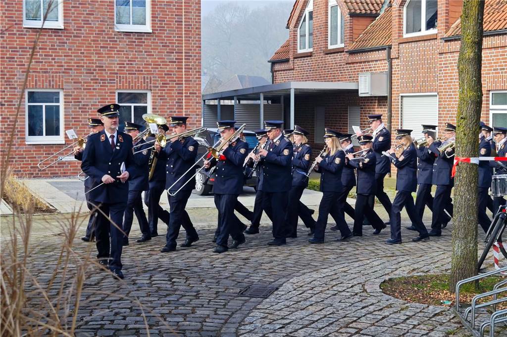 Viele Fotos von der Schlüsselübergabe: Klein-Kölner Prinzenpaar übernimmt die Macht Pünktlich zur Schlüsselübergabe im Jubiläumsjahr von Klein-Köln brach die Sonne aus dem Nebel hervor und die Machtübernahme von Prinzenpaar Katharina I (Bauland) und Thomas II (Wenzel) wurde an der Hoeste bejubelt. Auch beim anschließenden Prinzenfrühschoppen in der Klein-Köln-Arena herrschte beste Stimmung.