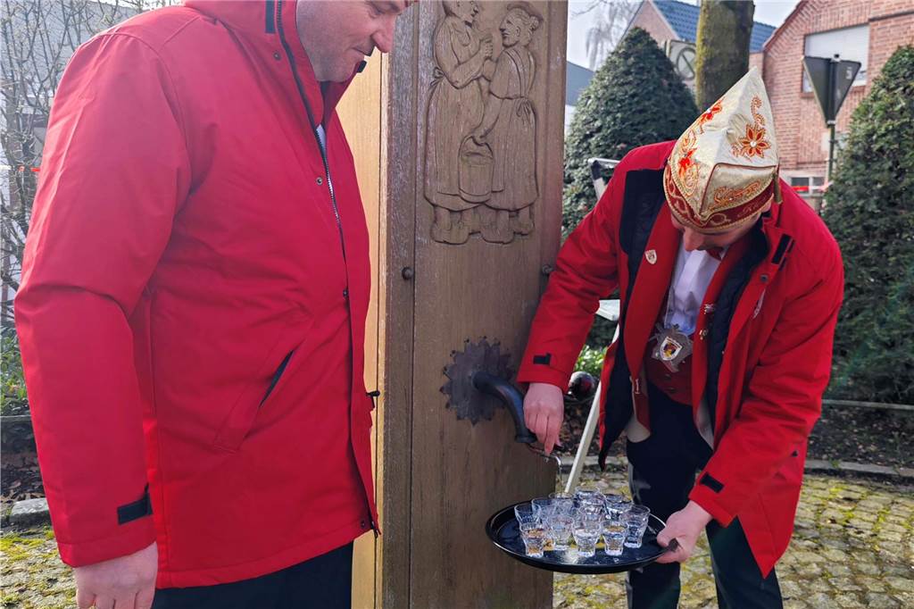 Viele Fotos von der Schlüsselübergabe: Klein-Kölner Prinzenpaar übernimmt die Macht Pünktlich zur Schlüsselübergabe im Jubiläumsjahr von Klein-Köln brach die Sonne aus dem Nebel hervor und die Machtübernahme von Prinzenpaar Katharina I (Bauland) und Thomas II (Wenzel) wurde an der Hoeste bejubelt. Auch beim anschließenden Prinzenfrühschoppen in der Klein-Köln-Arena herrschte beste Stimmung.