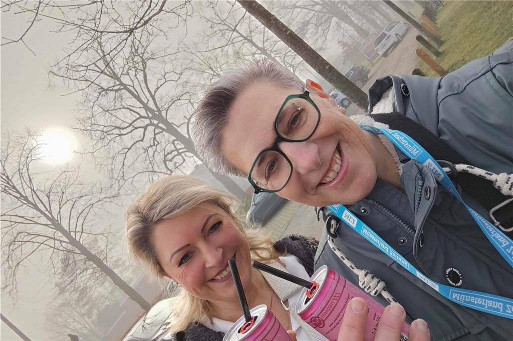 Viele Fotos von der Schlüsselübergabe: Klein-Kölner Prinzenpaar übernimmt die Macht Pünktlich zur Schlüsselübergabe im Jubiläumsjahr von Klein-Köln brach die Sonne aus dem Nebel hervor und die Machtübernahme von Prinzenpaar Katharina I (Bauland) und Thomas II (Wenzel) wurde an der Hoeste bejubelt. Auch beim anschließenden Prinzenfrühschoppen in der Klein-Köln-Arena herrschte beste Stimmung.