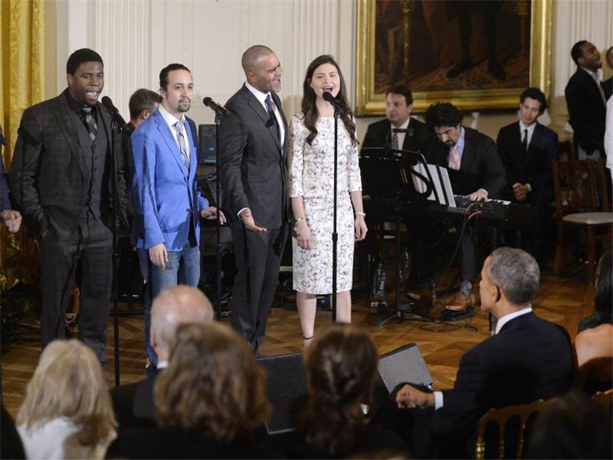 Erfolgsmusical «Hamilton» für 16 Tony Awards nominiert Pulitzer-Preiosträger Lin-Manuel Miranda (blaues Jacket) tritt mit dem «Hamilton»-Ensemble im Weißen Haus auf. Foto: Olivier Douliery