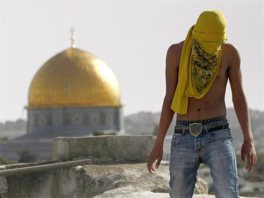 Trump bittet Netanjahu um Zurückhaltung bei Siedlungspolitik Pulverfass Nahost: Ein maskierter Palästinenser schaut bei Krawallen am Tempelberg von einem Dach in der Altstadt von Jerusalem. Foto: Abir Sultan/Archiv