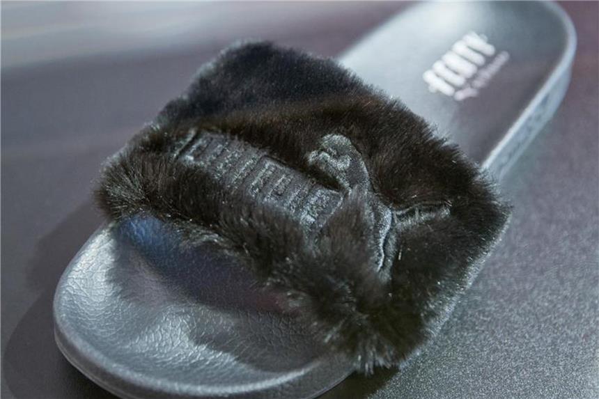 Sandalenkrieg zwischen Puma und Dolce & Gabbana Puma vertreibt seit einigen Jahren Badeschlappen mit Kunstfell auf dem Riemen, entworfen von Popstar Rihanna. Foto: Daniel Karmann