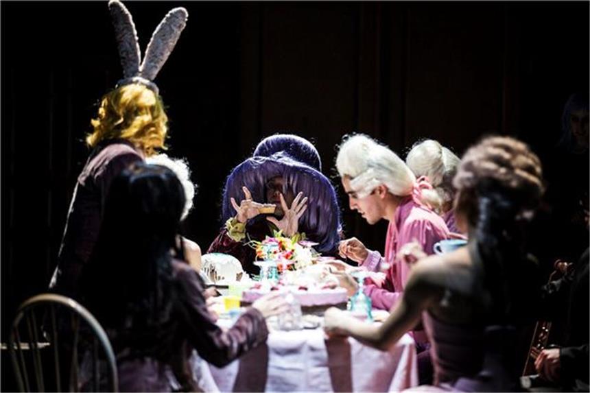 Alice tanzt durchs bunte Wunderland Punkig bunt ist die „Alice“ in Gelsenkirchen.