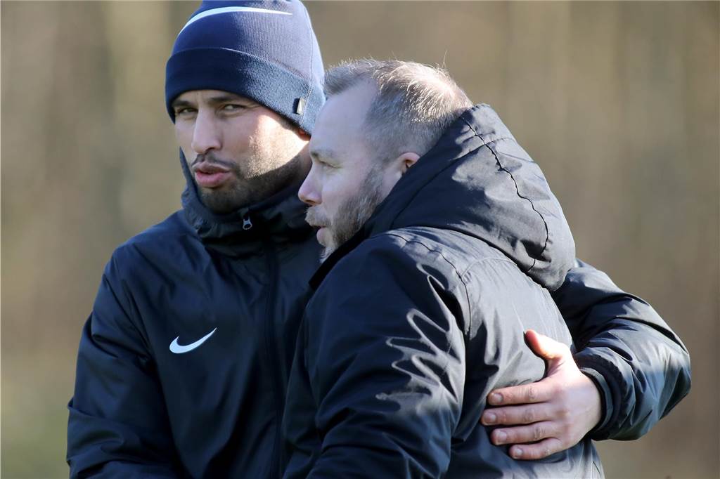 VfR Sölde verpasst gegen TuS Hannibal Derbysieg: Kein Sieger im Landesliga-Abstiegskracher Beravan Mirek (l.) und VfR Sölde-Coach Marcel Möller.